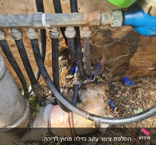 צינורות מים מחוברים למערכת ברזים וחיבורים